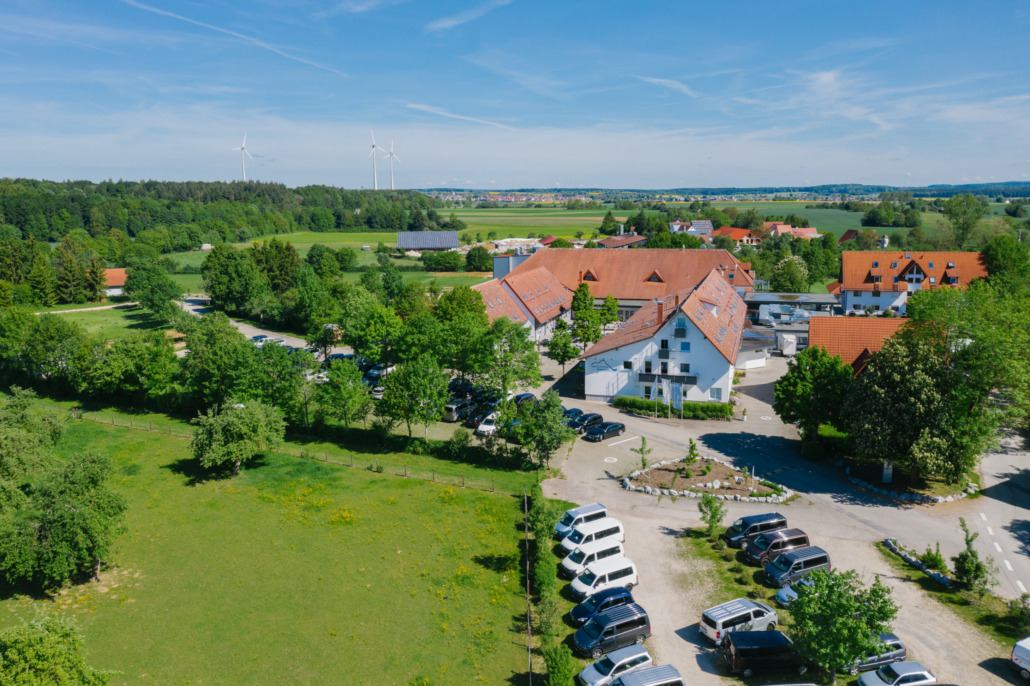 Kiesparkplatz Und Haus Blau